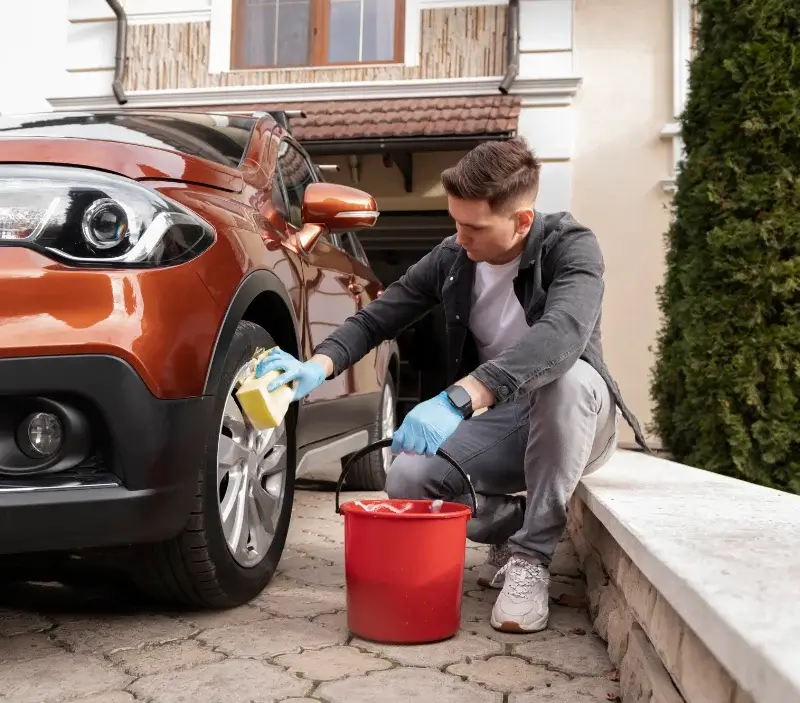 Lavage auto à domicile Heiteren : professionnel intervenant sur un véhicule